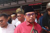 Ketua DPRD Batam Nuryanto saat diwawancara wartawan di KPU Tanjungpinang, Rabu (28/8). Foto:rega