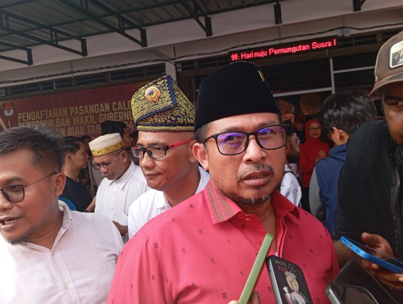 Ketua DPRD Batam Nuryanto saat diwawancara wartawan di KPU Tanjungpinang, Rabu (28/8). Foto:rega