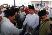 Ribuan warga padati rumah Muhammad Rudi, saat gelar Doa bersama sebelum melakukan pendaftaran sebagai calon Gubernur Kepri ke Kantor KPU Kepri di Tanjungpinang, Rabu (28/8/2024).Matapedia6.com/DN