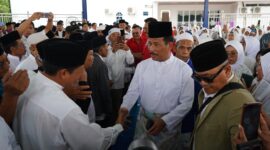Ribuan warga padati rumah Muhammad Rudi, saat gelar Doa bersama sebelum melakukan pendaftaran sebagai calon Gubernur Kepri ke Kantor KPU Kepri di Tanjungpinang, Rabu (28/8/2024).Matapedia6.com/DN