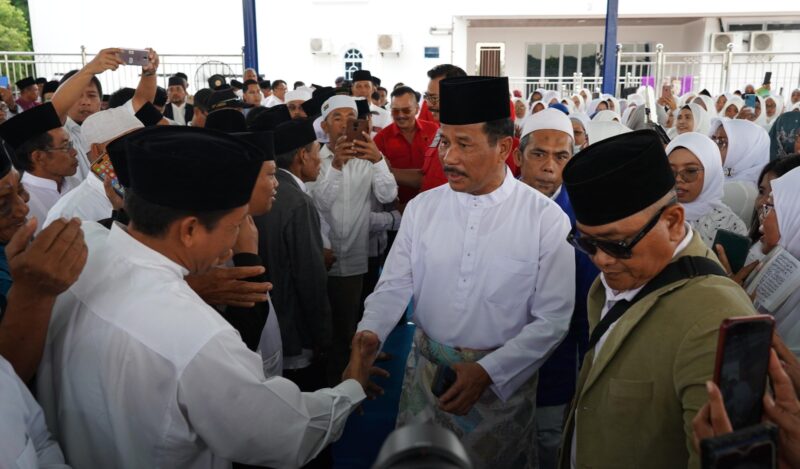 Ribuan warga padati rumah Muhammad Rudi, saat gelar Doa bersama sebelum melakukan pendaftaran sebagai calon Gubernur Kepri ke Kantor KPU Kepri di Tanjungpinang, Rabu (28/8/2024).Matapedia6.com/DN