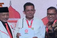 Pasangan calon Gubernur dan wakil Gubernur Provinsi Kepri Ansar Ahmad- Nyanyang Haris Pratamura, saat menerima surat rekomendasi dari PKS di Jakarta, Selasa (20/8/2024). Matapedia6.com/Screenshot youtube PKSTv