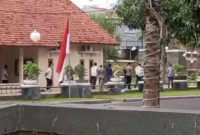 Penyidik KPK keluar dari pendopo rumah bupati Situbondo, Jawa Timur Indonesia, Rabu (28/8/2024) Matapedia6.com/ Nett