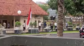 Penyidik KPK keluar dari pendopo rumah bupati Situbondo, Jawa Timur Indonesia, Rabu (28/8/2024) Matapedia6.com/ Nett