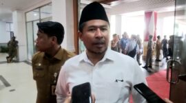 Ketua DPRD Batam Nuryanto saat memberikan komentar disela kesibukannya menemui mahasiswa di Kantor DPRD Kota Batam, Senin (26/8/2024). Matapedia6.com/Luci