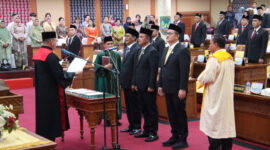 Kamaluddin bersama wakilnya saat diambil sumpah oleh ketua PN Batam, Rabu (25/9). Foto:Dok/Istimewa