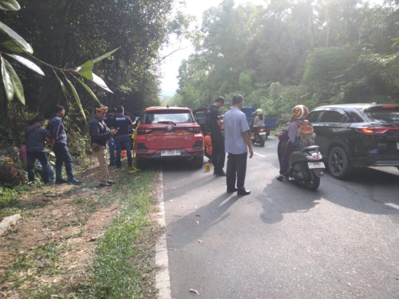 Petugas kepolisian melakukan penyidikan di lokasi. Dugaan perampokan di jalan Gajah mada Sei Ladi Kota batam, Selasa (24/9/2024). Matapedia6.com/Luci