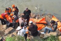 Tim dari Basarnas melakukan evakuasi jenazah yang ditemukan mengapung di Kali Bekasi, Bekasi, Minggu (22/9/2024). Matapedia6.com/Dok. BASARNAS