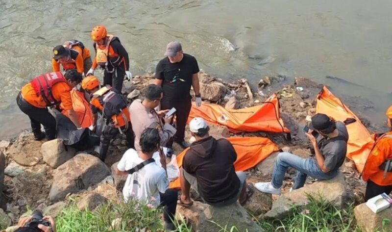 Tim dari Basarnas melakukan evakuasi jenazah yang ditemukan mengapung di Kali Bekasi, Bekasi, Minggu (22/9/2024). Matapedia6.com/Dok. BASARNAS