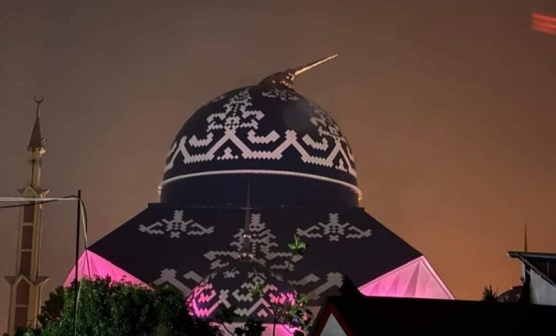 Kubah Masjid Agung Raja Hamidah diterjang angin kencang, Selasa (17/9) malam. Foto:Istimewa
