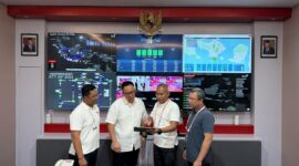 SVP Corporate Communication & Investor Relation Telkom Ahmad Reza (kedua dari kiri), EVP Teritorry III Telkom Infrastruktur Indonesia (TIF) Gaeanri Situmorang (kedua dari kanan), GM Witel Bali Ismono Adi Jatmiko (paling kanan) saat meninjau kesiapan layanan & infrastruktur telekomunikasi yang andal dan prima untuk mendukung gelaran High Level Forum on Multi Stakeholder Partnership & Indonesia Africa Forum 2024 di Posko TelkomGroup STO Nusa Dua, Bali, Sabtu (31/8).Foto:Telkom/matapedia