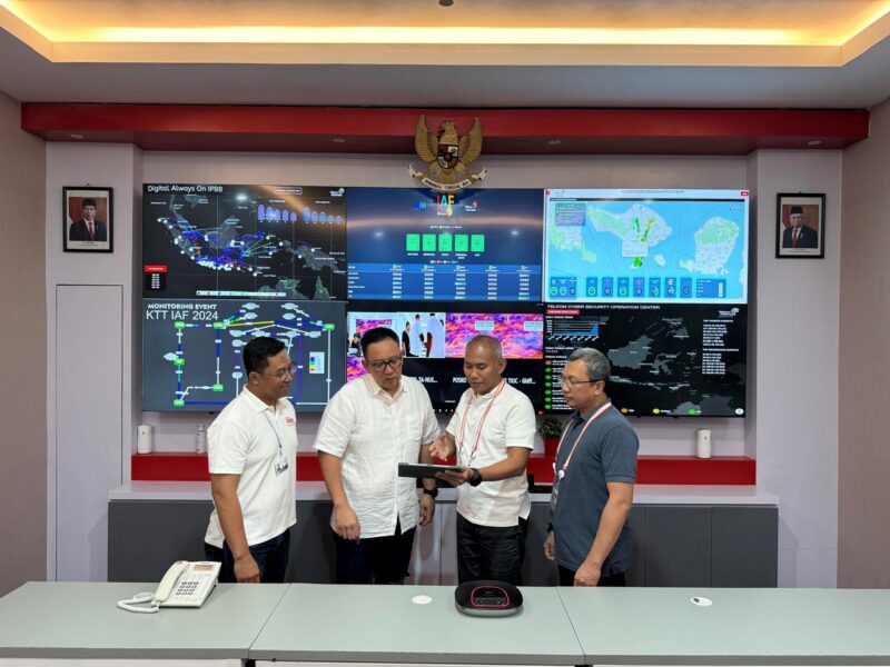 SVP Corporate Communication & Investor Relation Telkom Ahmad Reza (kedua dari kiri), EVP Teritorry III Telkom Infrastruktur Indonesia (TIF) Gaeanri Situmorang (kedua dari kanan), GM Witel Bali Ismono Adi Jatmiko (paling kanan) saat meninjau kesiapan layanan & infrastruktur telekomunikasi yang andal dan prima untuk mendukung gelaran High Level Forum on Multi Stakeholder Partnership & Indonesia Africa Forum 2024 di Posko TelkomGroup STO Nusa Dua, Bali, Sabtu (31/8).Foto:Telkom/matapedia