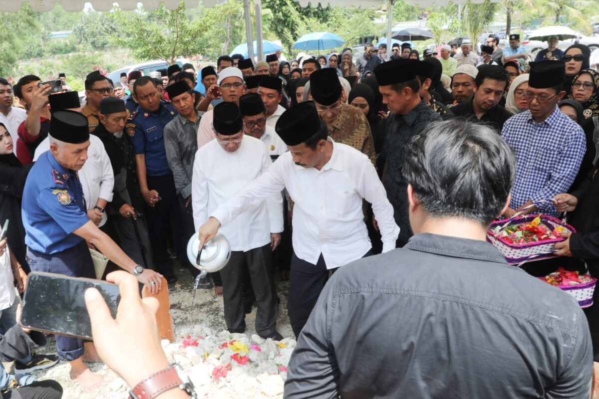Muhammad Rudi memberikan penghormatan terakhir kepada Nyat Kadir di pemakamanan Sei Temiang Kota Kota Batam, Senin (2/9/2024). Matapedia6.com/Luci