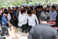 Muhammad Rudi memberikan penghormatan terakhir kepada Nyat Kadir di pemakamanan Sei Temiang Kota Kota Batam, Senin (2/9/2024). Matapedia6.com/Luci