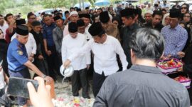 Muhammad Rudi memberikan penghormatan terakhir kepada Nyat Kadir di pemakamanan Sei Temiang Kota Kota Batam, Senin (2/9/2024). Matapedia6.com/Luci
