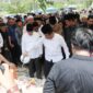 Muhammad Rudi memberikan penghormatan terakhir kepada Nyat Kadir di pemakamanan Sei Temiang Kota Kota Batam, Senin (2/9/2024). Matapedia6.com/Luci