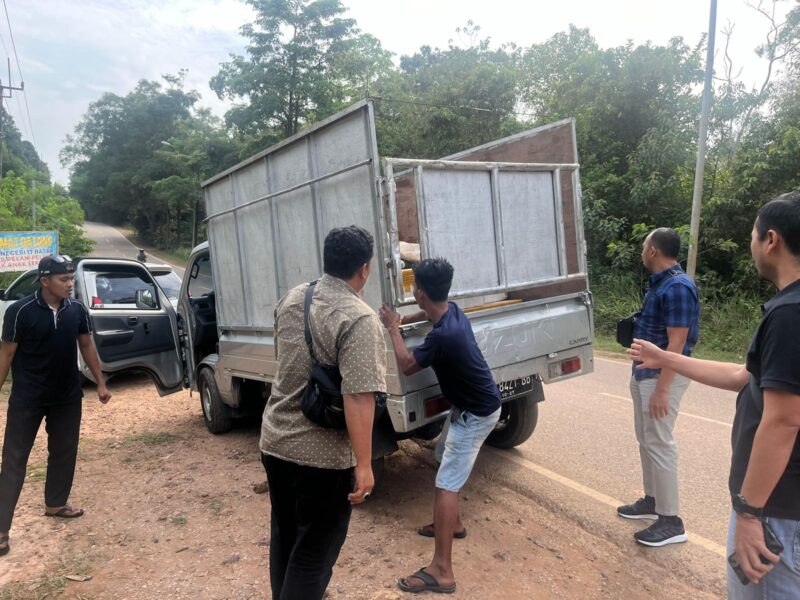 Tim Unit I Sisidik Subditgakkum Ditpolairud Polda Kepri saat menangkap mobil pick up penyelundup Bahan Bakar Minyak (BBM) bersubsidi jenis minyak tanah di wilayah Kota Batam, Jumat (30/8/2024) lalu. Matapedia6.com/Dok Humas Polda