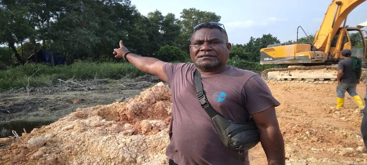 Warga mendatangi lokasi penimbunan dan melihat alat berat melakukan pengerukan saluran di Sungai Binti, Selasa (3/9/2024), Matapedia6.com/Luci