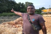 Warga mendatangi lokasi penimbunan dan melihat alat berat melakukan pengerukan saluran di Sungai Binti, Selasa (3/9/2024), Matapedia6.com/Luci