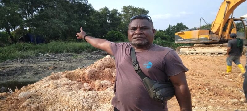 Warga mendatangi lokasi penimbunan dan melihat alat berat melakukan pengerukan saluran di Sungai Binti, Selasa (3/9/2024), Matapedia6.com/Luci