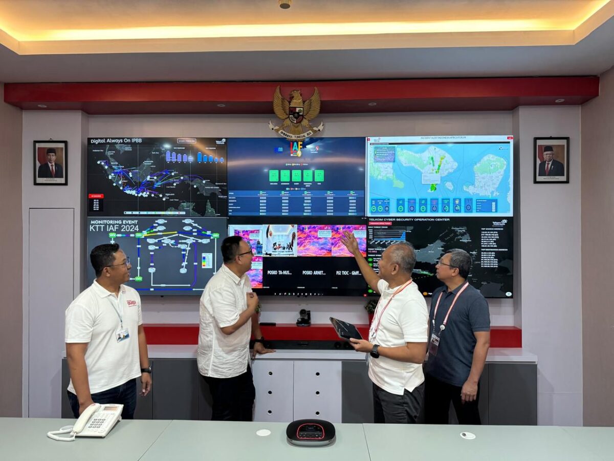 SVP Corporate Communication & Investor Relation Telkom Ahmad Reza (kedua dari kiri), EVP Teritorry III Telkom Infrastruktur Indonesia (TIF) Gaeanri Situmorang (kedua dari kanan), GM Witel Bali Ismono Adi Jatmiko (paling kanan) saat meninjau kesiapan layanan & infrastruktur telekomunikasi yang andal dan prima untuk mendukung gelaran High Level Forum on Multi Stakeholder Partnership & Indonesia Africa Forum 2024 di Posko TelkomGroup STO Nusa Dua, Bali, Sabtu (2/9). Foto:Telkom