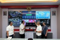 SVP Corporate Communication & Investor Relation Telkom Ahmad Reza (kedua dari kiri), EVP Teritorry III Telkom Infrastruktur Indonesia (TIF) Gaeanri Situmorang (kedua dari kanan), GM Witel Bali Ismono Adi Jatmiko (paling kanan) saat meninjau kesiapan layanan & infrastruktur telekomunikasi yang andal dan prima untuk mendukung gelaran High Level Forum on Multi Stakeholder Partnership & Indonesia Africa Forum 2024 di Posko TelkomGroup STO Nusa Dua, Bali, Sabtu (2/9). Foto:Telkom