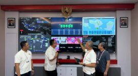 SVP Corporate Communication & Investor Relation Telkom Ahmad Reza (kedua dari kiri), EVP Teritorry III Telkom Infrastruktur Indonesia (TIF) Gaeanri Situmorang (kedua dari kanan), GM Witel Bali Ismono Adi Jatmiko (paling kanan) saat meninjau kesiapan layanan & infrastruktur telekomunikasi yang andal dan prima untuk mendukung gelaran High Level Forum on Multi Stakeholder Partnership & Indonesia Africa Forum 2024 di Posko TelkomGroup STO Nusa Dua, Bali, Sabtu (2/9). Foto:Telkom