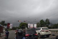 Kondisi awan gelap menyelimuti langit Kota Batam sebelum hujan deras mengguyur, Rabu (4/9/2024). Matapedia6.com/Luci