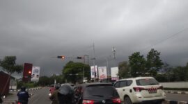 Kondisi awan gelap menyelimuti langit Kota Batam sebelum hujan deras mengguyur, Rabu (4/9/2024). Matapedia6.com/Luci