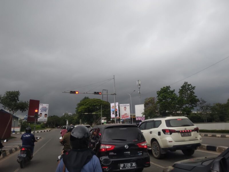 Kondisi awan gelap menyelimuti langit Kota Batam sebelum hujan deras mengguyur, Rabu (4/9/2024). Matapedia6.com/Luci