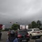 Kondisi awan gelap menyelimuti langit Kota Batam sebelum hujan deras mengguyur, Rabu (4/9/2024). Matapedia6.com/Luci