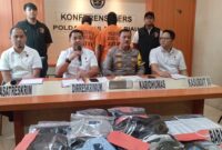 Kabid humas Polda Kepri Kombes Pol Zahwani Pandra Arsyad bersama Dirkrimum Polda Kepri Kombes Pol Dony Alexander ekspos perkara penipuan dengan modus hipnotis di Kota Batam, Rabu (4/9/2024). Matapedia6.com/ Luci