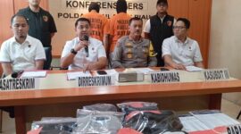 Kabid humas Polda Kepri Kombes Pol Zahwani Pandra Arsyad bersama Dirkrimum Polda Kepri Kombes Pol Dony Alexander ekspos perkara penipuan dengan modus hipnotis di Kota Batam, Rabu (4/9/2024). Matapedia6.com/ Luci