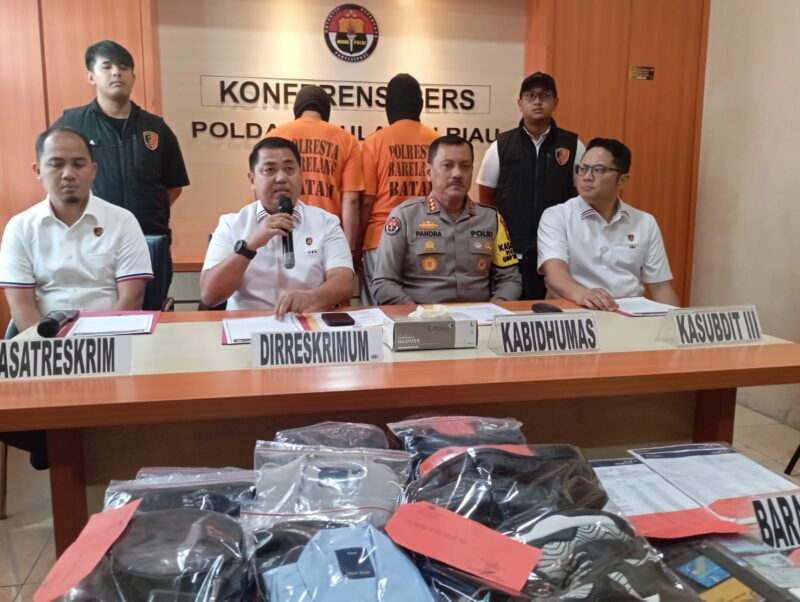 Kabid humas Polda Kepri Kombes Pol Zahwani Pandra Arsyad bersama Dirkrimum Polda Kepri Kombes Pol Dony Alexander ekspos perkara penipuan dengan modus hipnotis di Kota Batam, Rabu (4/9/2024). Matapedia6.com/ Luci