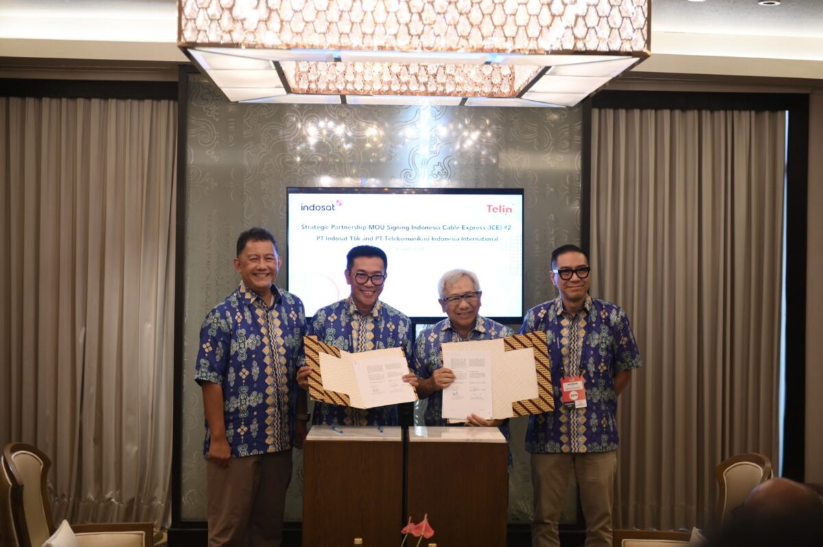 Direktur Wholesale & International Service Telkom Bogi Witjaksono (Paling Kiri), Direktur Utama Telin Budi Satria Dharma Purba (Kedua dari Kiri), Director & Chief Business Officer Indosat Ooredoo Hutchison Muhammad Buldansyah (Kedua dari Kanan), dan SVP Head of Wholesale and Carrier Account Indosat Nicholas Soo (Paling Kanan) pada penandatanganan Nota Kesepahaman (MoU) pengembangan Indonesia Cable Express System 2 (ICE System 2) antara PT Telekomunikasi Indonesia International (Telin) dan Indosat Ooredoo Hutchison (IOH), Rabu (28/8). Foto:Telkom