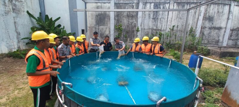 Lapas Batam tabur ribuan bibit ikan nila pada Selasa (3/9). Foto:Dok/Lapas