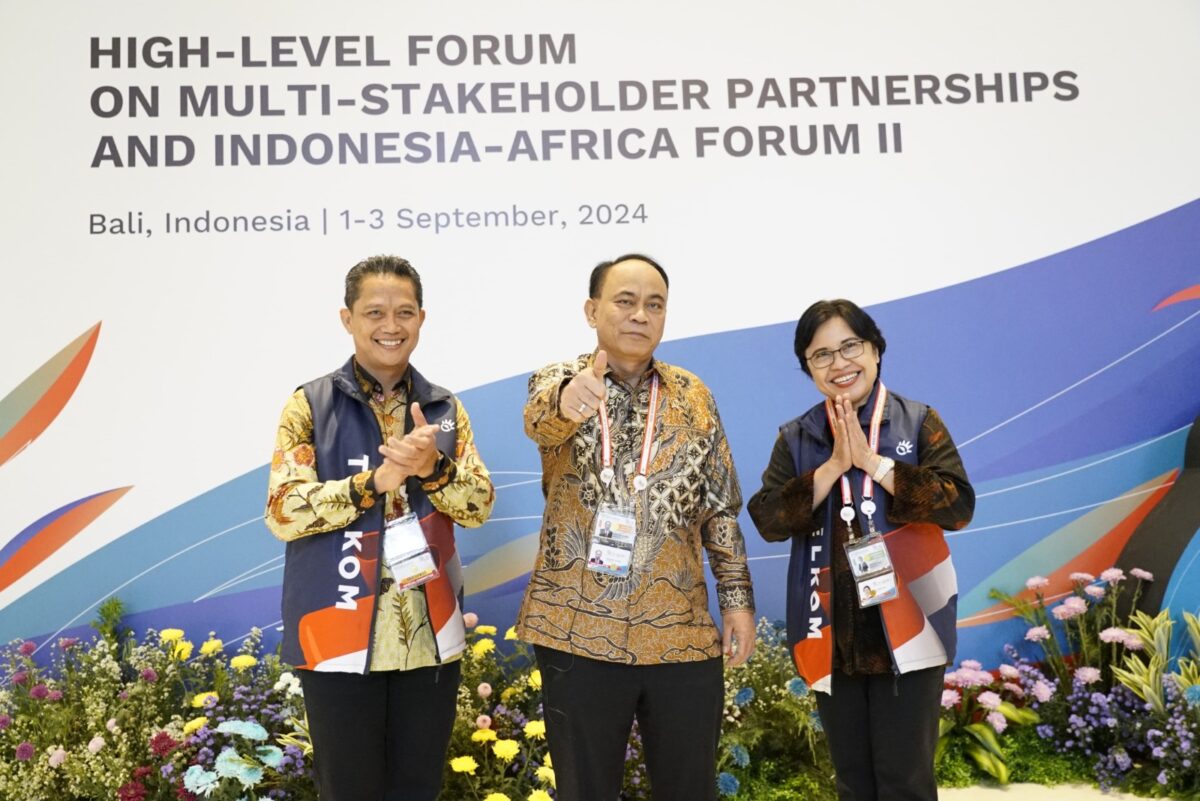 EVP Divisi Government Service Telkom Syaifudin (Kiri), Menteri Komunikasi dan Informatika (Menkominfo) RI Budi Arie Setiadi (Tengah), dan Direktur Enterprise & Business Service Telkom FM Venusiana R (Kanan) pada acara “High Level Forum on Multi Stakeholder Partnership & Indonesia Africa Forum” (HLF MSP & IAF) ke- 2 Tahun 2024 di Bali, Selasa (3/9). Foto:Telkom