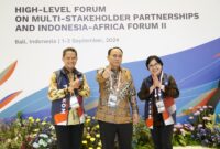  EVP Divisi Government Service Telkom Syaifudin (Kiri), Menteri Komunikasi dan Informatika (Menkominfo) RI Budi Arie Setiadi (Tengah), dan Direktur Enterprise & Business Service Telkom FM Venusiana R (Kanan) pada acara “High Level Forum on Multi Stakeholder Partnership & Indonesia Africa Forum” (HLF MSP & IAF) ke- 2 Tahun 2024 di Bali, Selasa (3/9). Foto:Telkom
