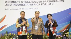  EVP Divisi Government Service Telkom Syaifudin (Kiri), Menteri Komunikasi dan Informatika (Menkominfo) RI Budi Arie Setiadi (Tengah), dan Direktur Enterprise & Business Service Telkom FM Venusiana R (Kanan) pada acara “High Level Forum on Multi Stakeholder Partnership & Indonesia Africa Forum” (HLF MSP & IAF) ke- 2 Tahun 2024 di Bali, Selasa (3/9). Foto:Telkom
