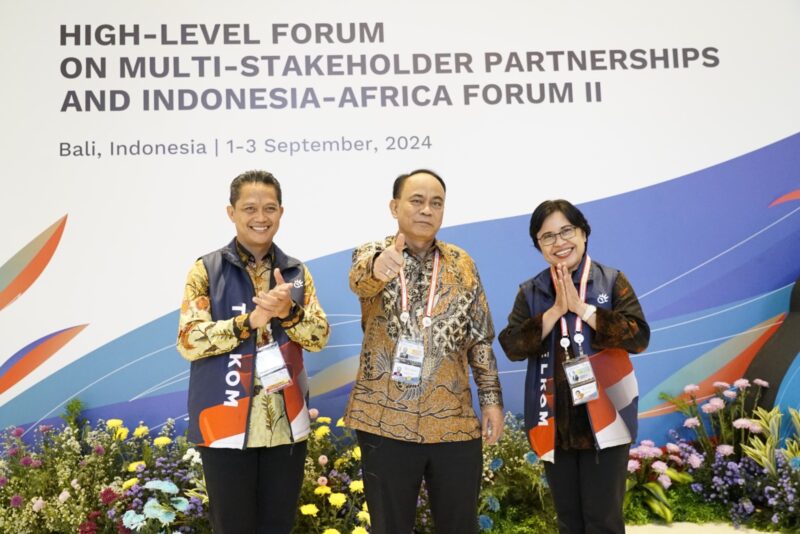  EVP Divisi Government Service Telkom Syaifudin (Kiri), Menteri Komunikasi dan Informatika (Menkominfo) RI Budi Arie Setiadi (Tengah), dan Direktur Enterprise & Business Service Telkom FM Venusiana R (Kanan) pada acara “High Level Forum on Multi Stakeholder Partnership & Indonesia Africa Forum” (HLF MSP & IAF) ke- 2 Tahun 2024 di Bali, Selasa (3/9). Foto:Telkom
