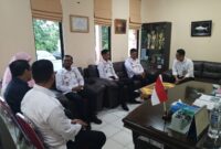 Kalapas Kelas IIA Batam Heri Kusrita berdiskusi dengan Kepala Dinas Perikanan dan ke lautan Yudi Admanjianto, Rabu (4/9/2024). Matapedia6.com/ Dok Lapas