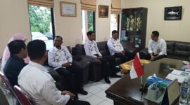 Kalapas Kelas IIA Batam Heri Kusrita berdiskusi dengan Kepala Dinas Perikanan dan ke lautan Yudi Admanjianto, Rabu (4/9/2024). Matapedia6.com/ Dok Lapas