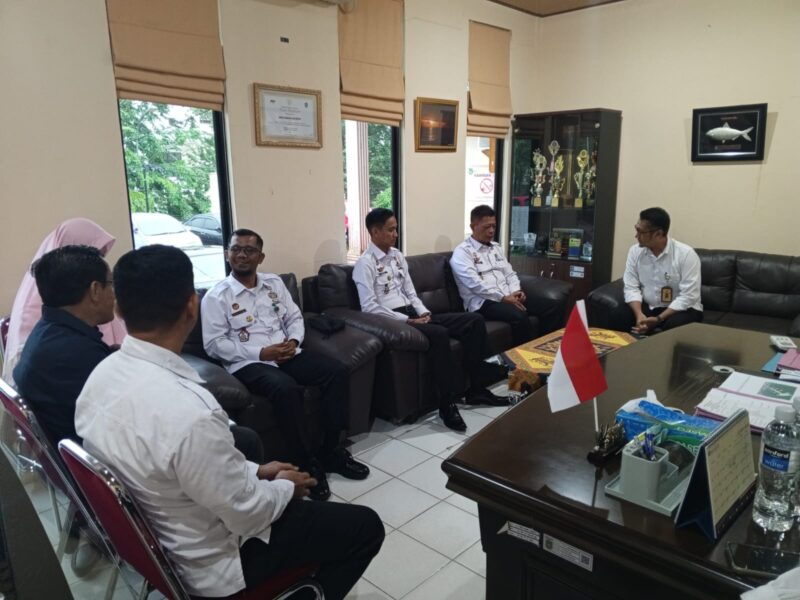 Kalapas Kelas IIA Batam Heri Kusrita berdiskusi dengan Kepala Dinas Perikanan dan ke lautan Yudi Admanjianto, Rabu (4/9/2024). Matapedia6.com/ Dok Lapas