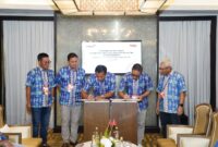 (Dari Kiri ke Kanan) Direktur Utama Telin Budi Satria Dharma Purba, Chief Commercial Officer Telin Kharisma, Chief Executive Officer Telin Hongkong I Ketut Alit Atmaja, SVP Head of Wholesale and Carrier Account Indosat Nicholas Soo, dan Director & Chief Business Officer Indosat Ooredoo Hutchison Muhammad Buldansyah saat penandatanganan perjanjian kerja sama untuk memperkuat lanskap konektivitas digital melalui platform NeuTrafiX pada Rabu, (28/8). Foto:Telkom