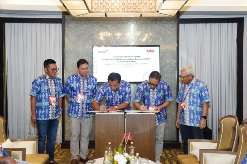 (Dari Kiri ke Kanan) Direktur Utama Telin Budi Satria Dharma Purba, Chief Commercial Officer Telin Kharisma, Chief Executive Officer Telin Hongkong I Ketut Alit Atmaja, SVP Head of Wholesale and Carrier Account Indosat Nicholas Soo, dan Director & Chief Business Officer Indosat Ooredoo Hutchison Muhammad Buldansyah saat penandatanganan perjanjian kerja sama untuk memperkuat lanskap konektivitas digital melalui platform NeuTrafiX pada Rabu, (28/8). Foto:Telkom