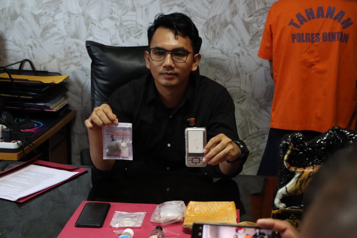 Kasat Narkoba Polres Bintan Iptu Davinsi Josie Sidabutar saat menunjukkan barang bukti hasil penindakan peredaran Narkoba di Bintan, Kamis (5/9/2024). Matapedia6.com/ Dok Polres Bintan