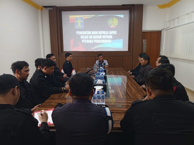 Kalapas Kelas IIA Batam Heri Kusrita berikan materi penguatan terhadap petugas Keamanan Lapas Kelas IIA Batam, Sabtu (7/9/2024). Matapedia6.com/Dok Lapas