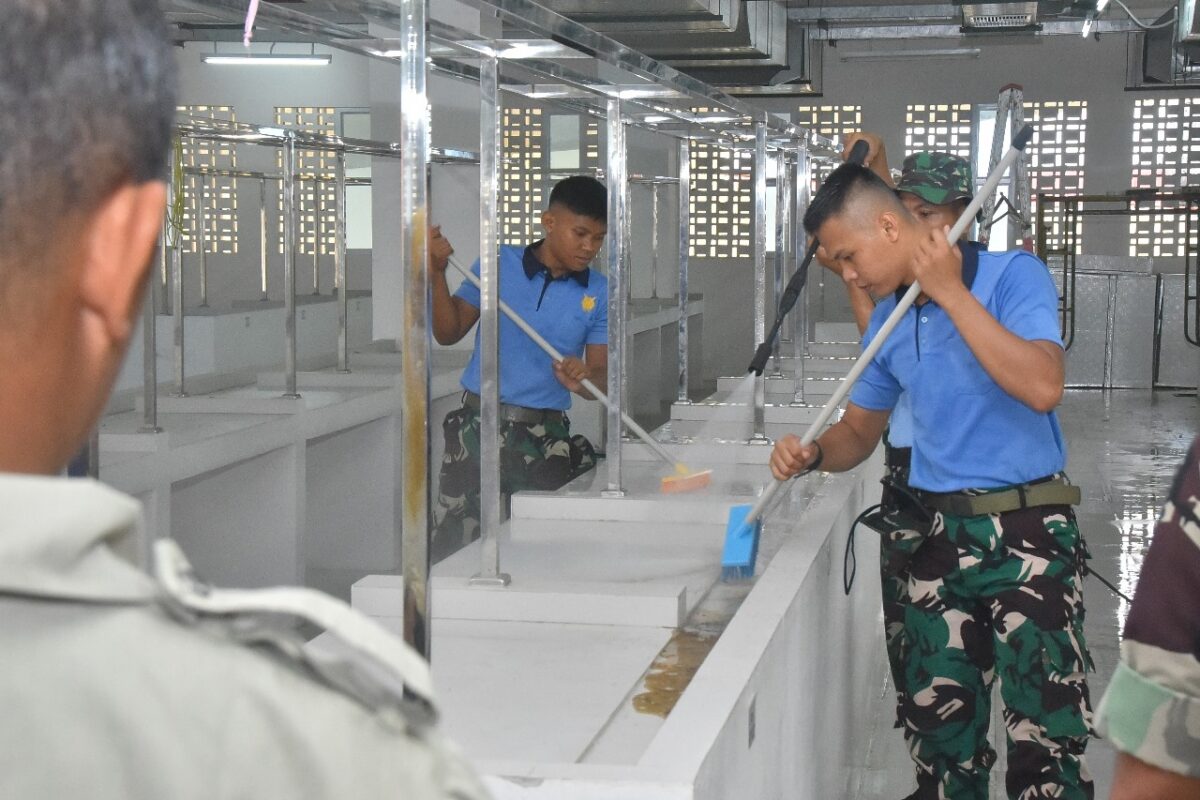 Personel Lanud RHF menggelar gotong royong kebersihan dan kerapian di pasar Encik Puan Perak Tanjungpinang, Minggu (8/9/2024). Matapedia6.com/ Istimewa
