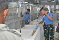 Personel Lanud RHF menggelar gotong royong kebersihan dan kerapian di pasar Encik Puan Perak Tanjungpinang, Minggu (8/9/2024). Matapedia6.com/ Istimewa