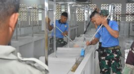 Personel Lanud RHF menggelar gotong royong kebersihan dan kerapian di pasar Encik Puan Perak Tanjungpinang, Minggu (8/9/2024). Matapedia6.com/ Istimewa